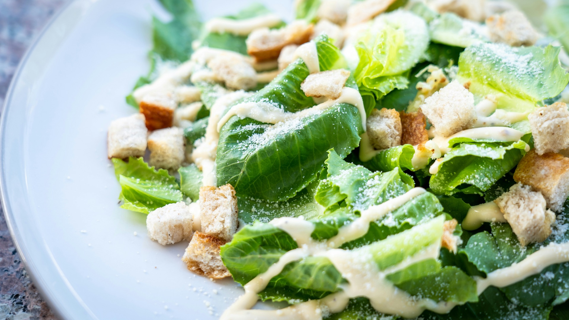 closed photography of vegetable salad with croutons in plate