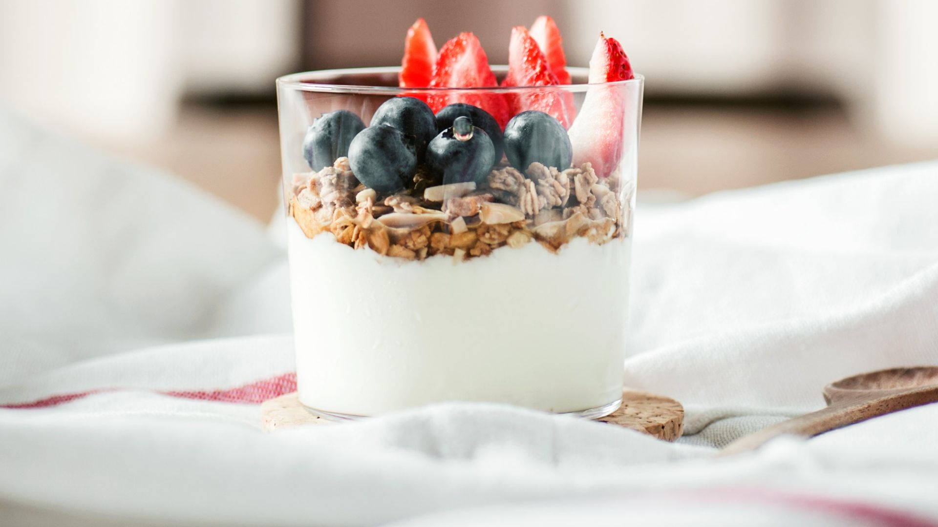 shallow focus photo of clear drinking glass