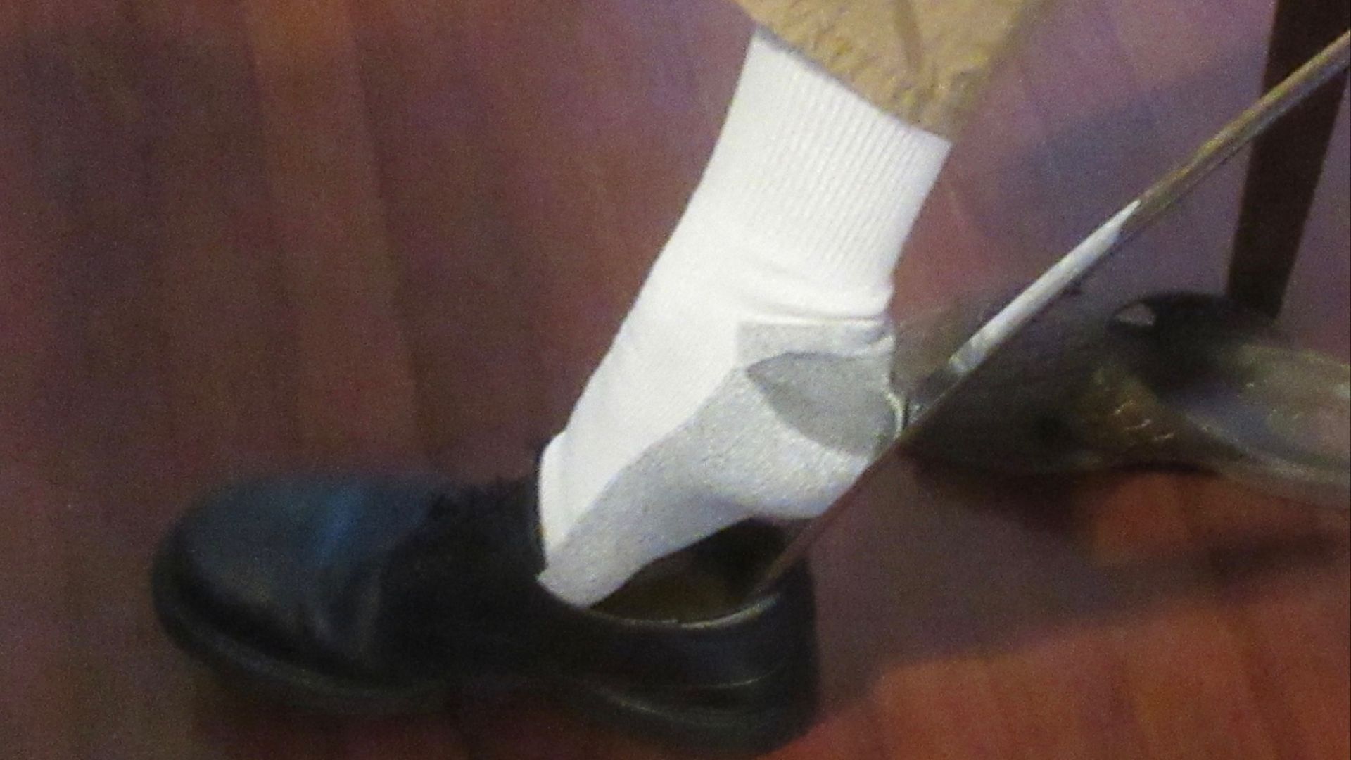 File:Use of shoe horn putting on shoe 01.jpg