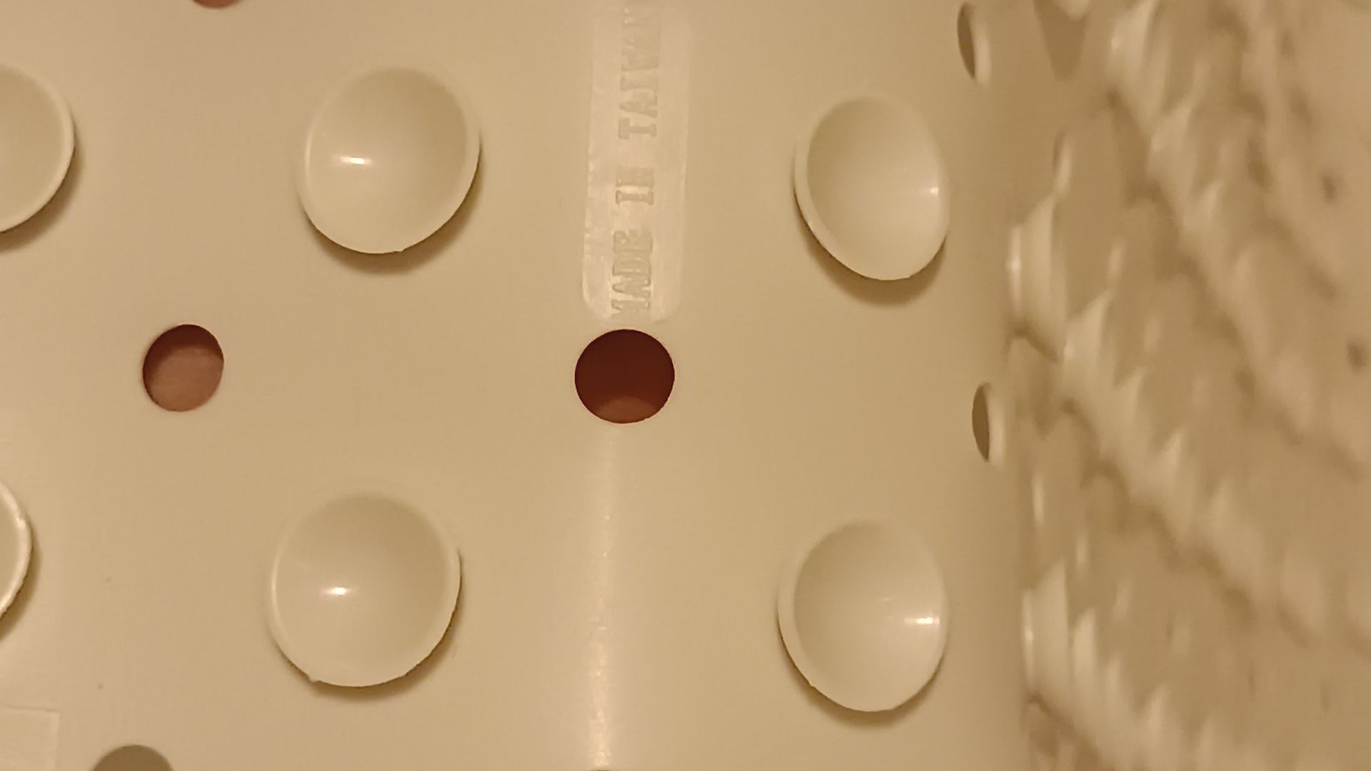 File:MC 澳門 Macau 澳門半島 Macao Peninsula 得勝馬路 2 Estrada da Vitória 皇都酒店 Royal Macau Hotel hotel 浴室 bathroom 防滑膠地墊 plastic non-slip shower mat November 2024 R12S 06.jpg