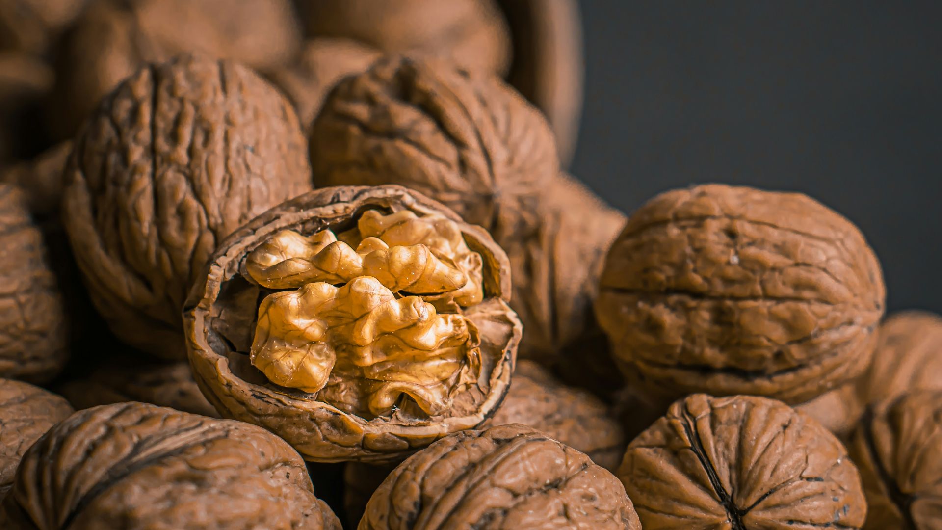 brown garlic on brown bowl