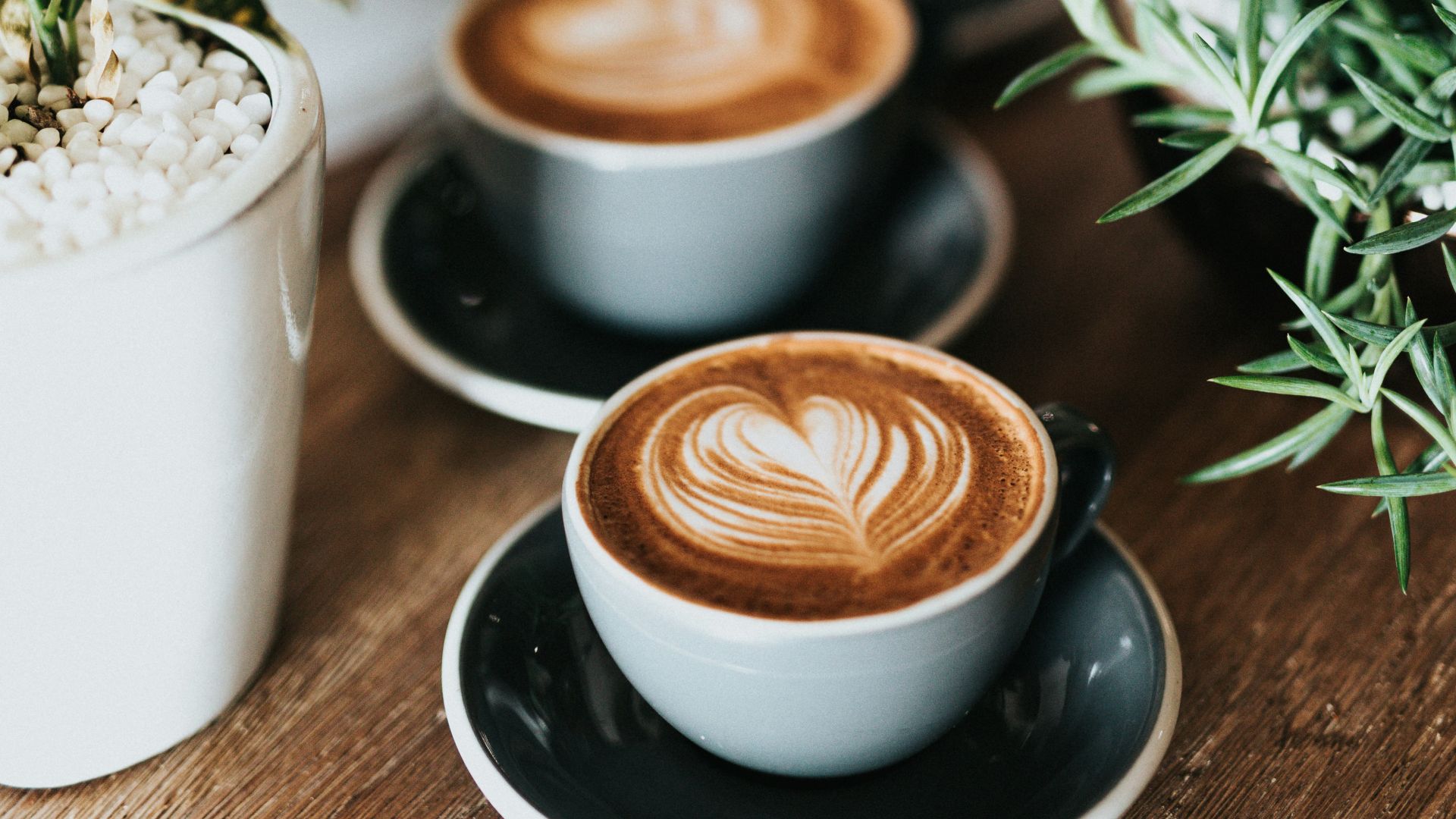 shallow focus photography of coffee late in mug on table