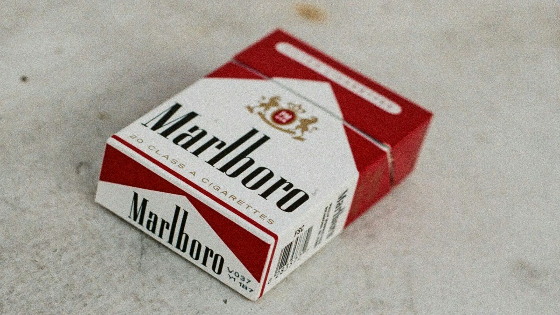 red and white marlboro cigarette pack