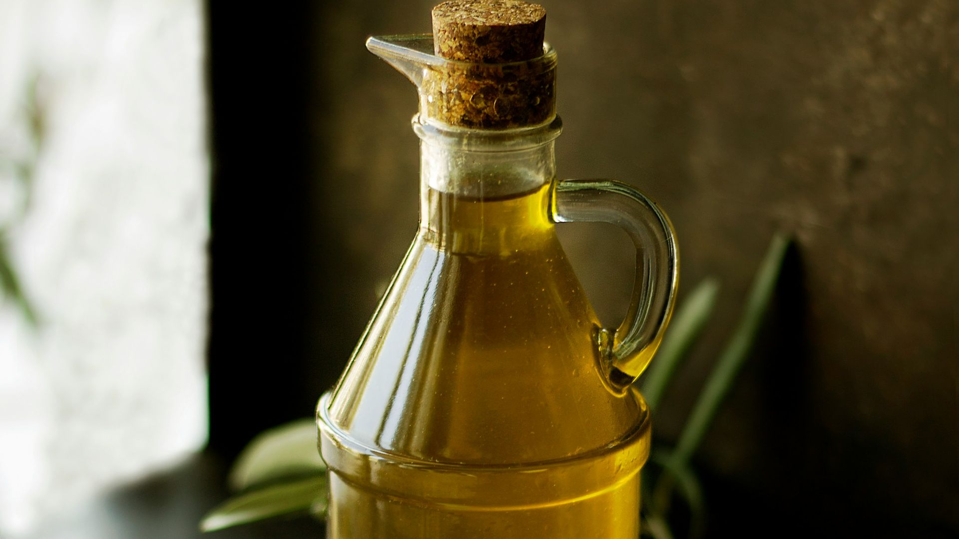 clear glass cruet bottle