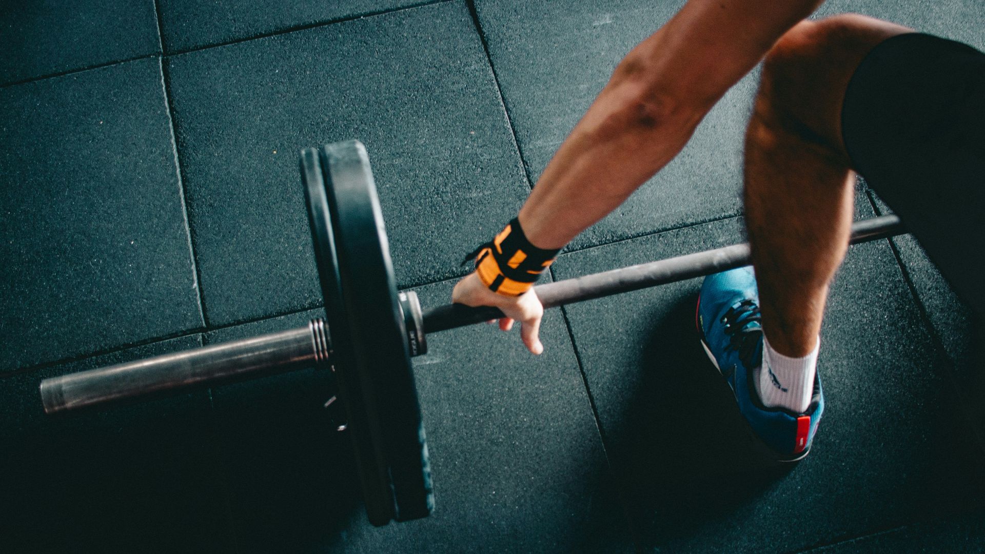 man holding black barbell