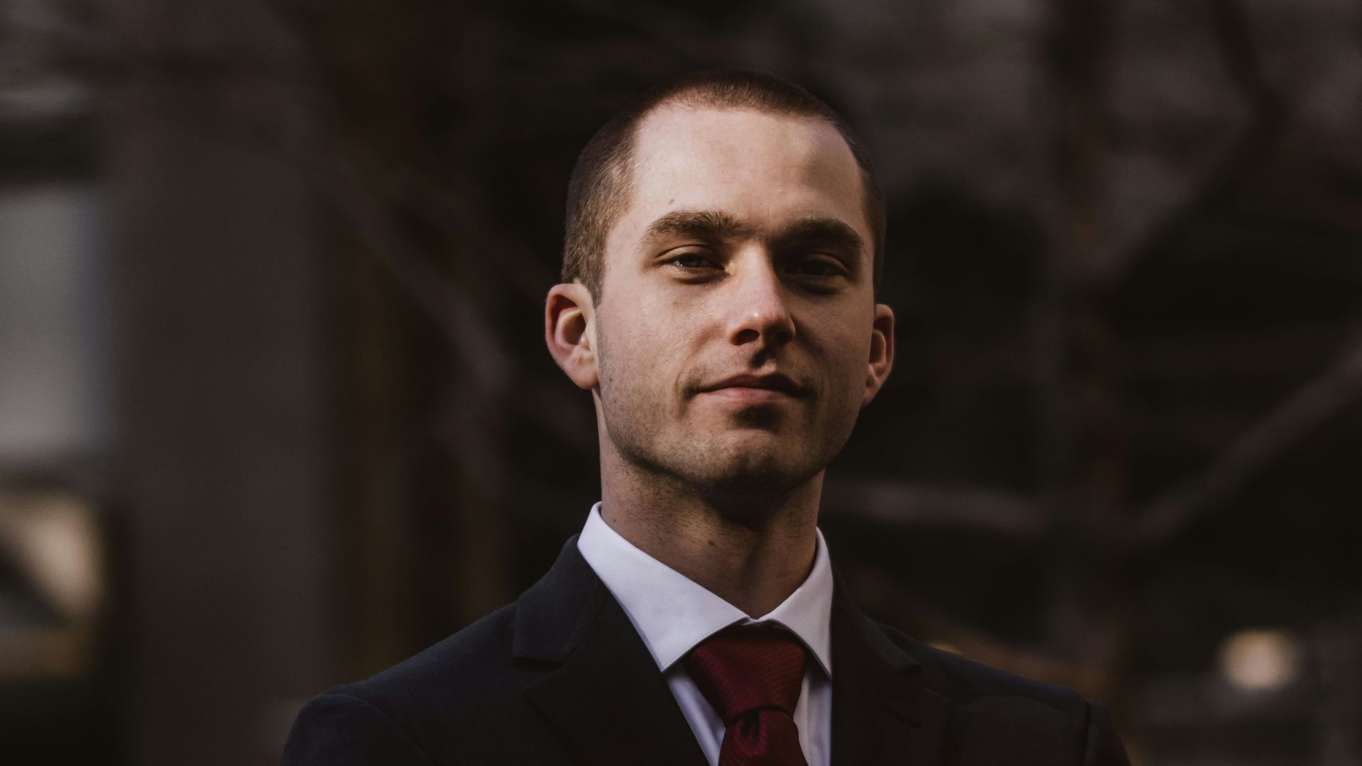 man wearing black notched lapel suit jacket in focus photography