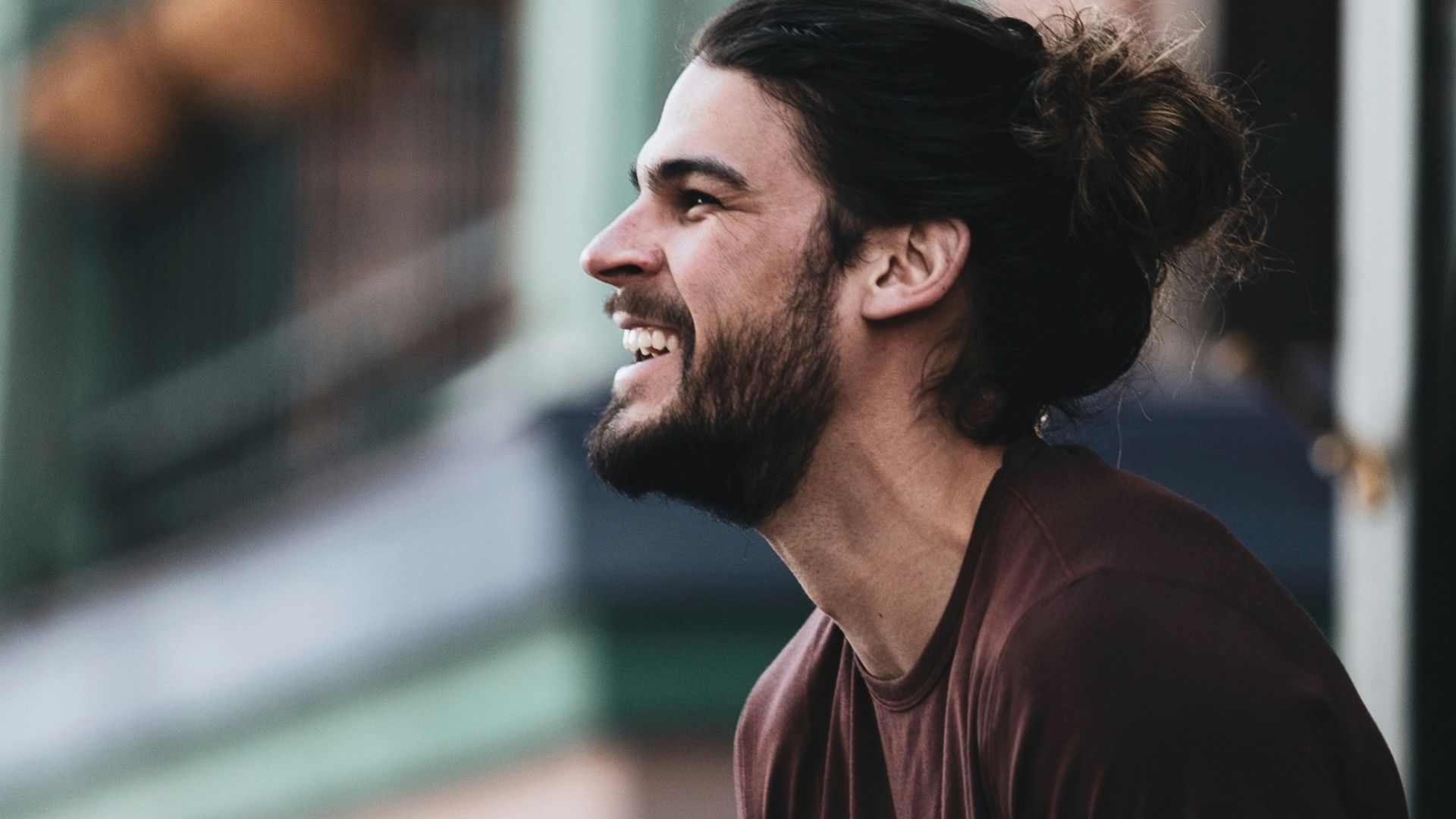 man in brown crew neck shirt