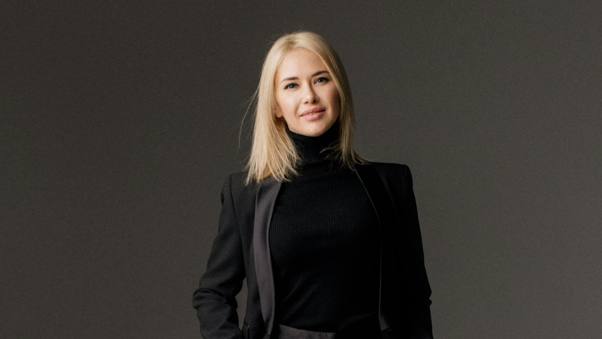woman in black long sleeve shirt and black pants
