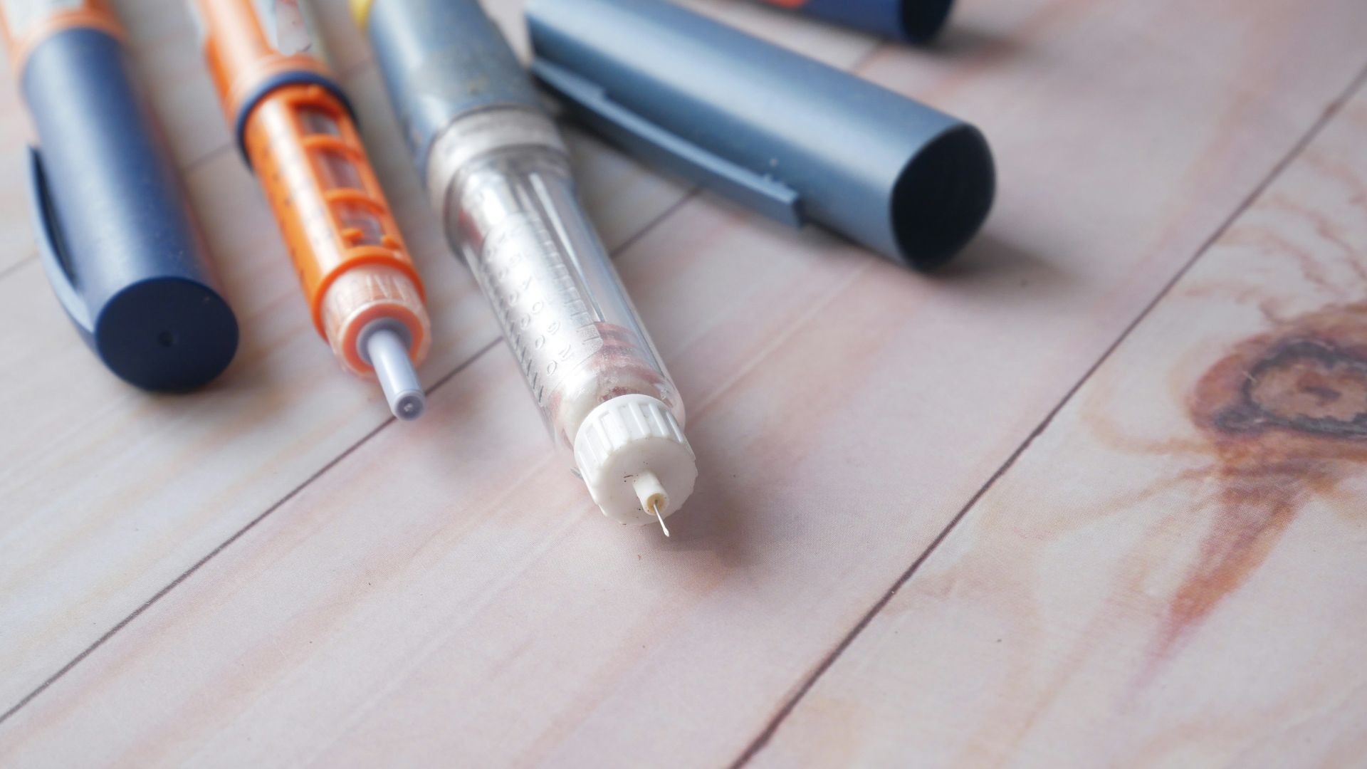 silver and black tube type vaporizer