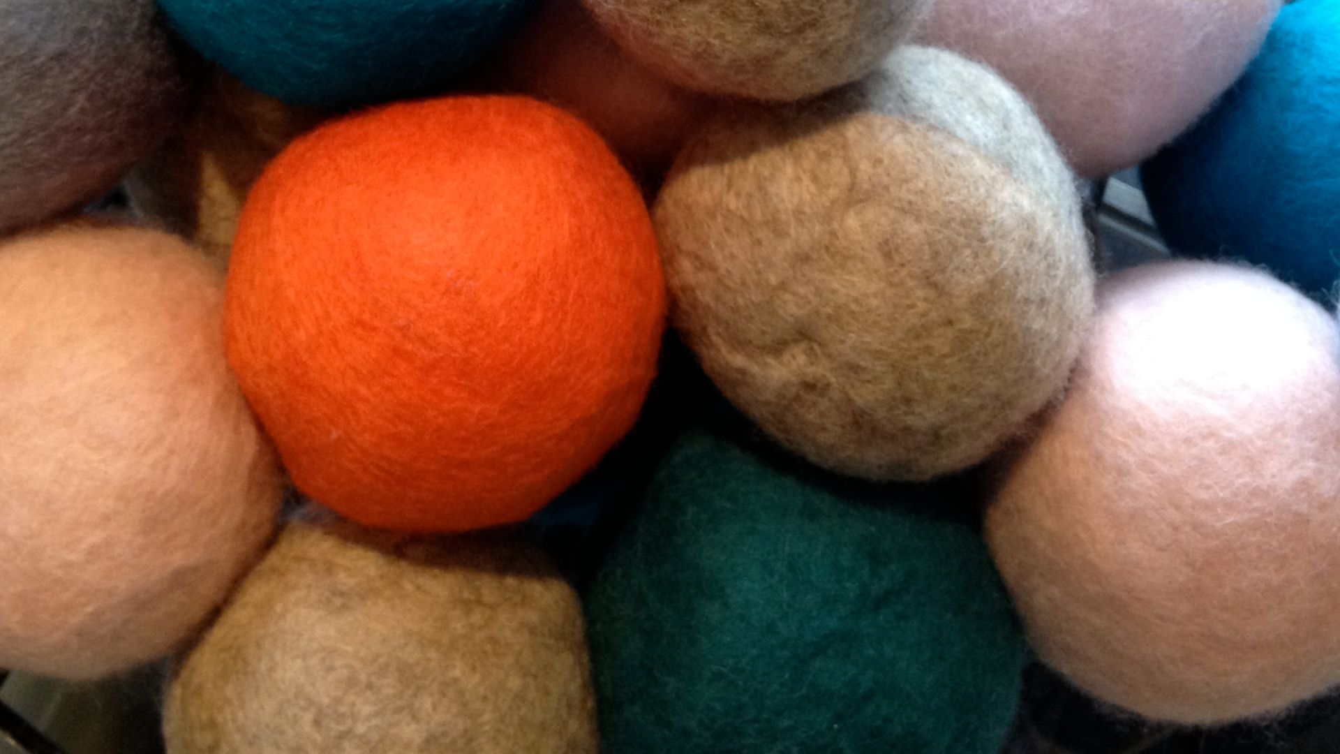 File:Wool-dryer-balls.jpg