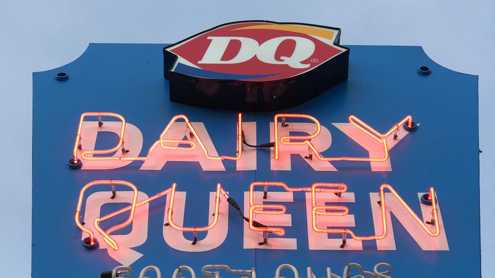 File:Myles Dairy Queen sign.jpg