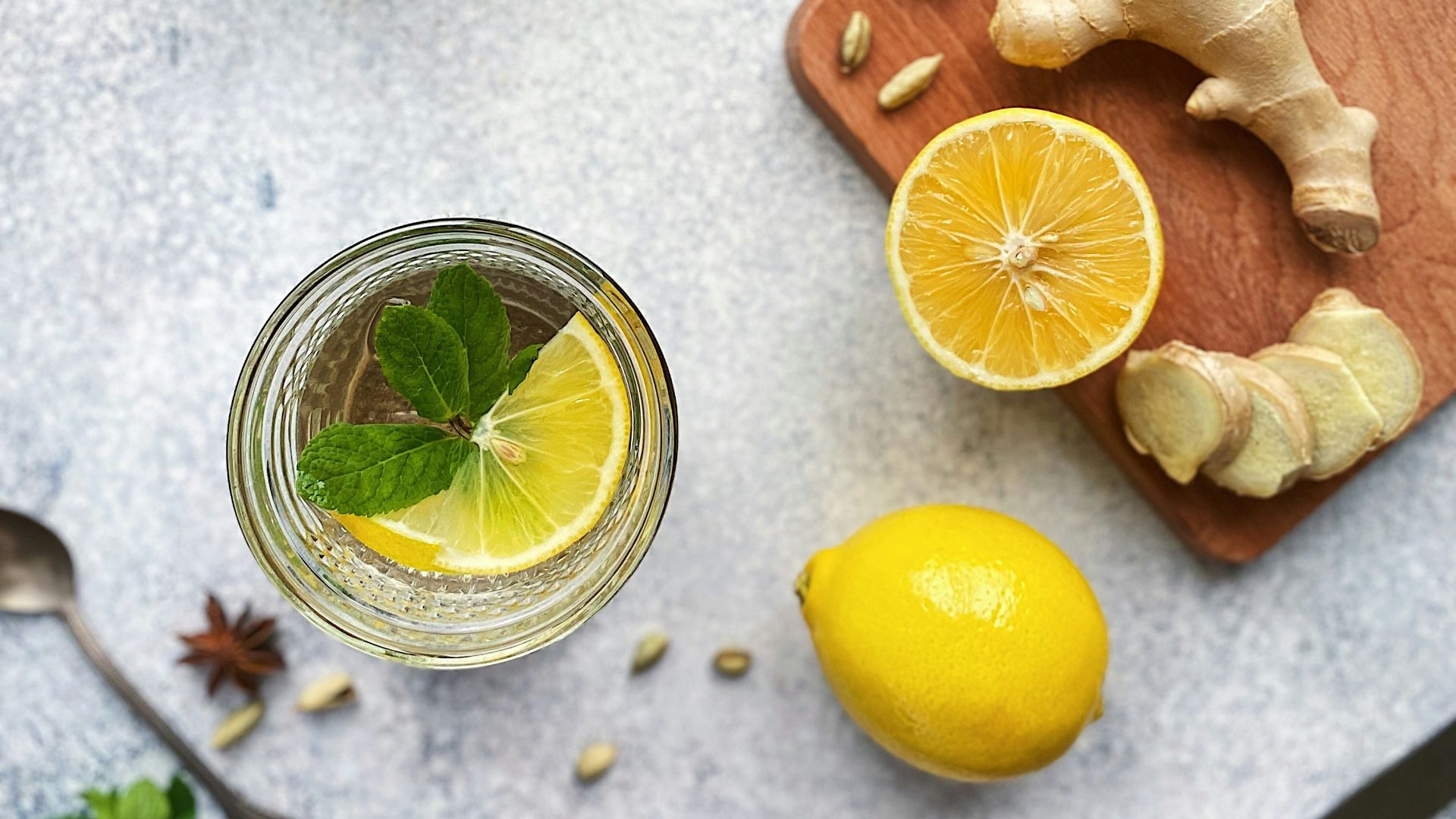 sliced lemon beside sliced lemon on chopping board