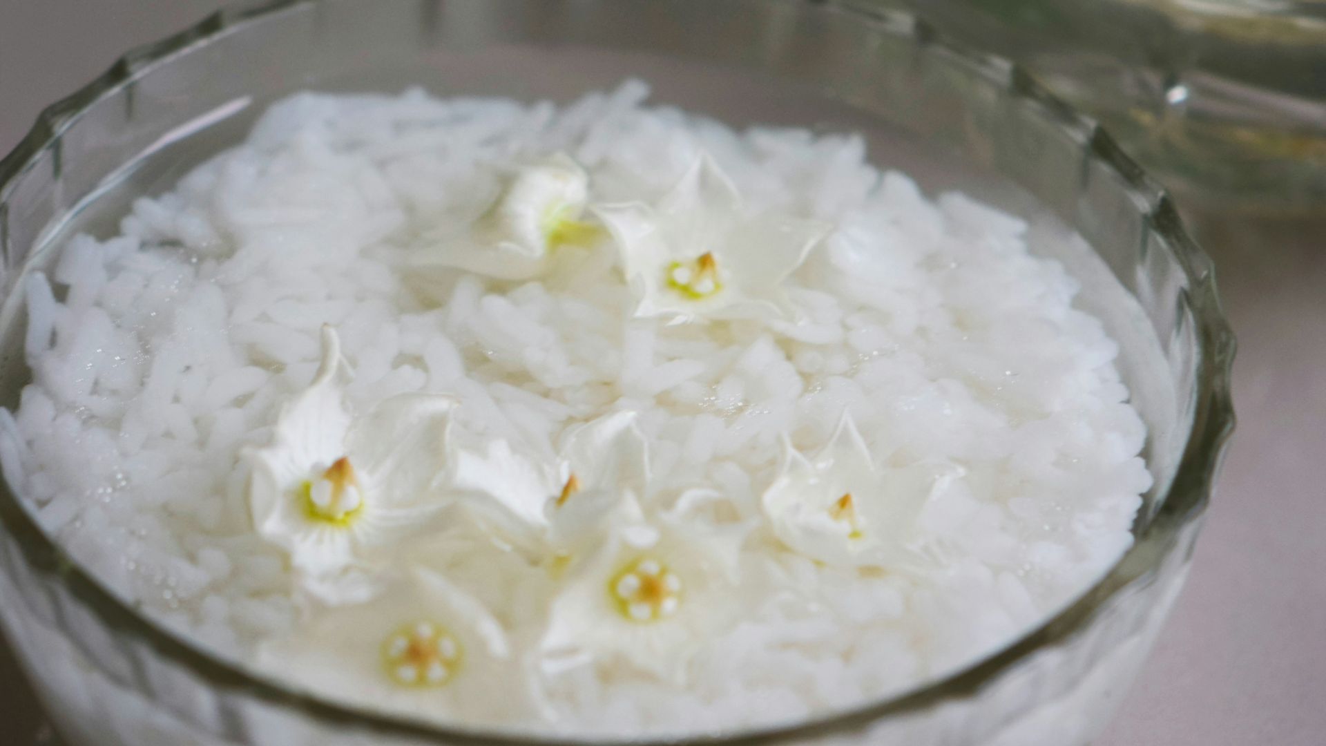 white rice in clear glass bowl