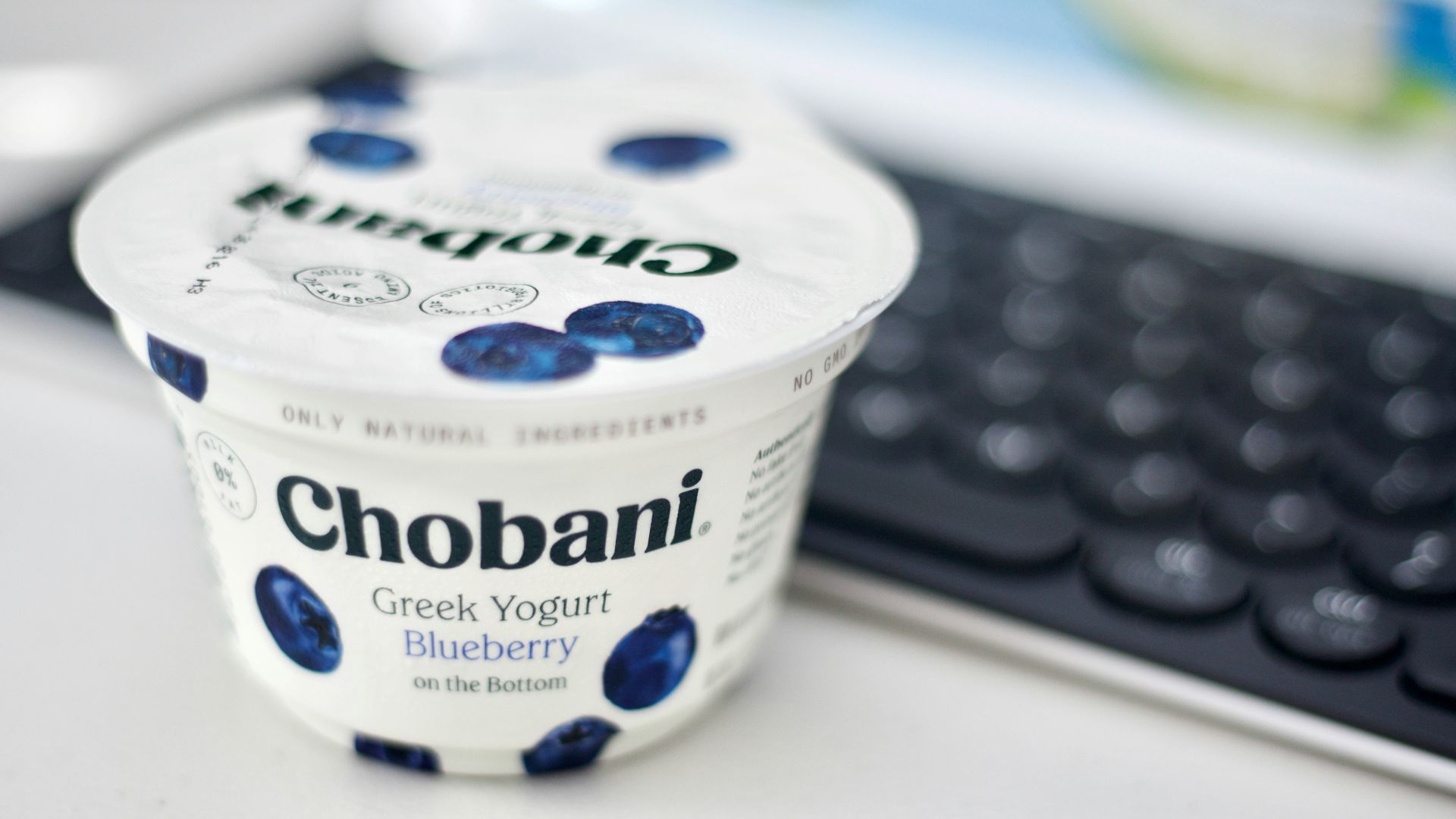 white and blue daisy sour cream