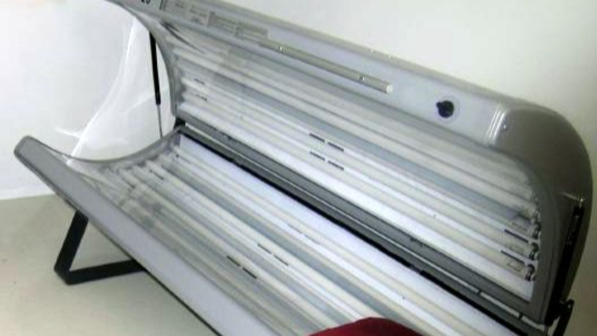 File:Tanning bed, July 2007 (cropped).jpg