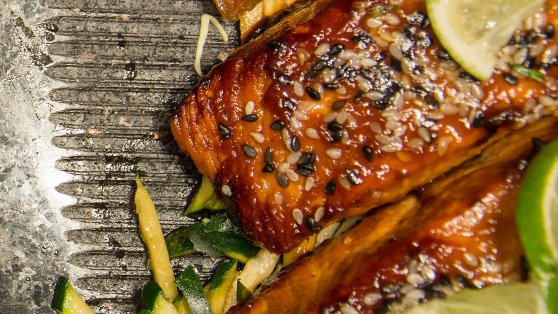 roast meat top with slice limes