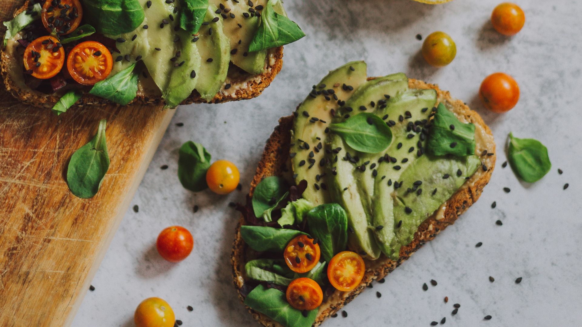 sliced lemon on chopping board