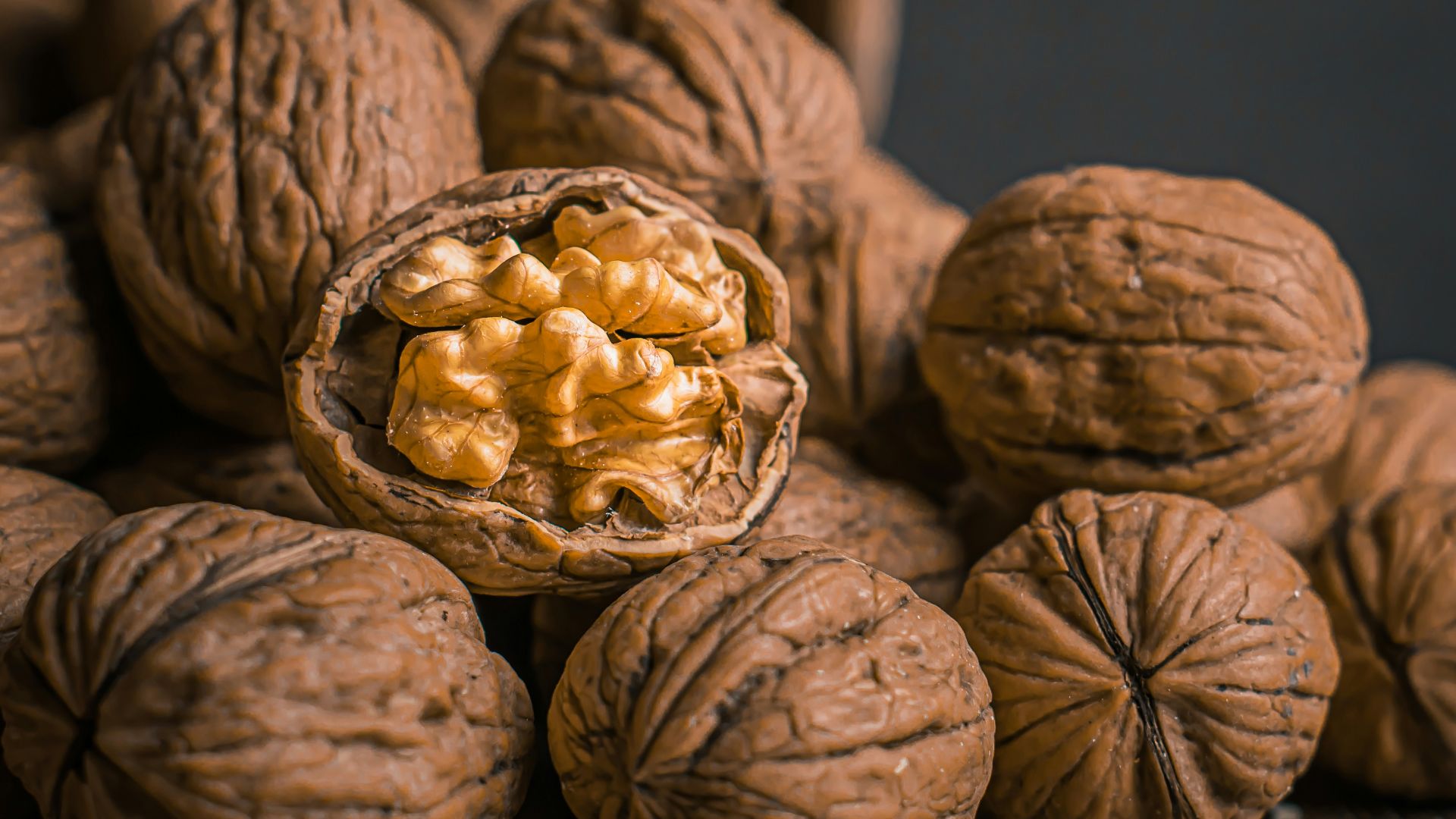 brown garlic on brown bowl