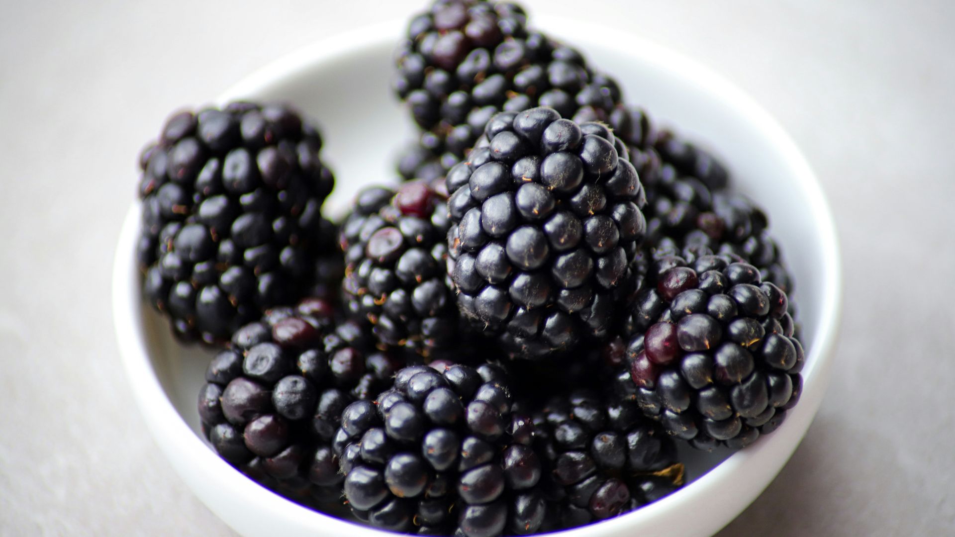 black berry fruit on bowl