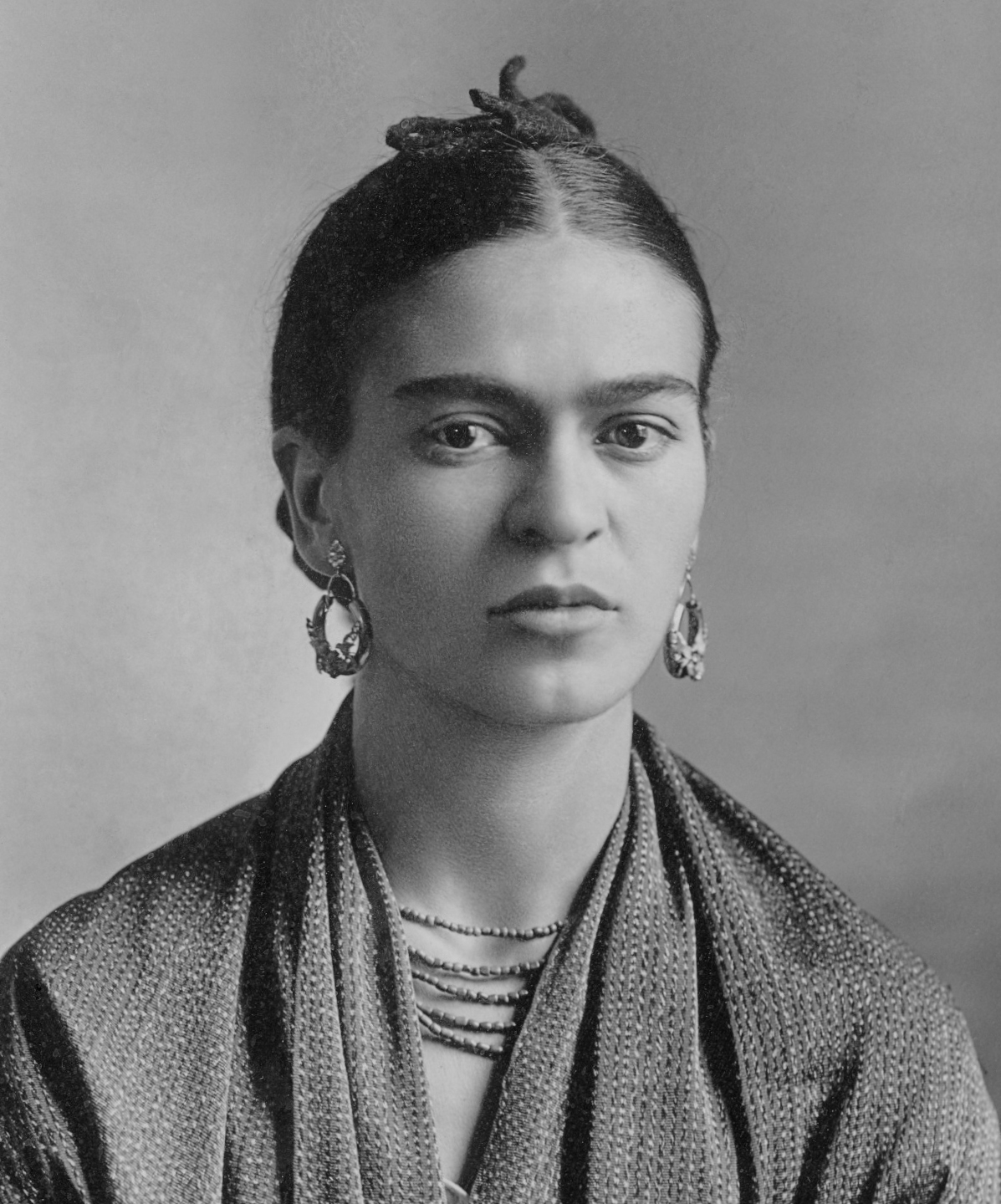 File:Frida Kahlo, by Guillermo Kahlo (cropped).jpg