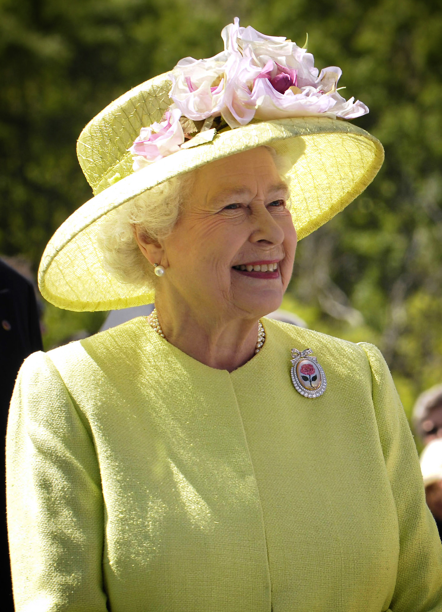 File:Elizabeth II greets NASA GSFC employees, May 8, 2007 edit.jpg
