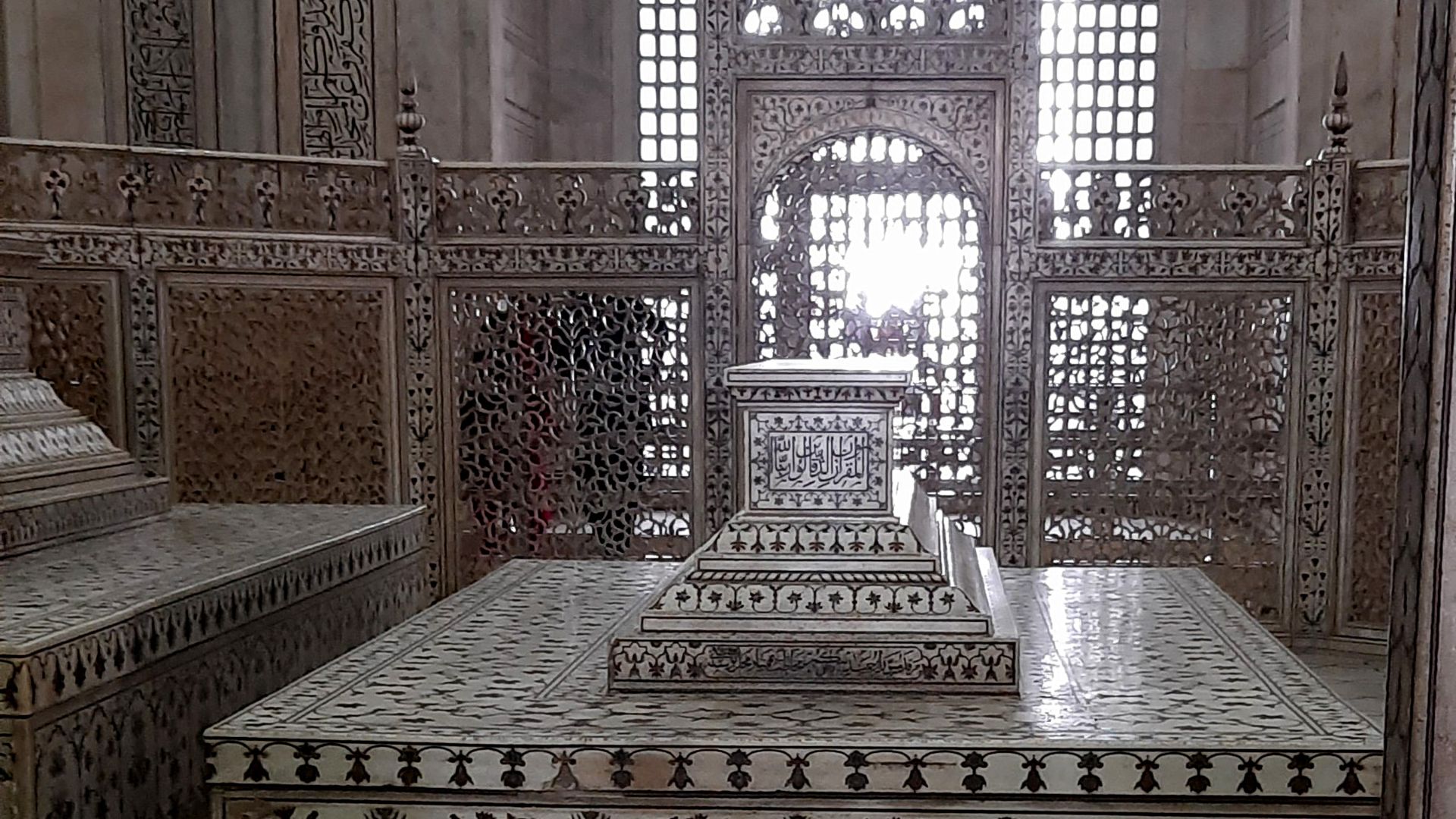 File:Tomb of Mumtaj Mahal inside Taj Mahal, Agra.jpg