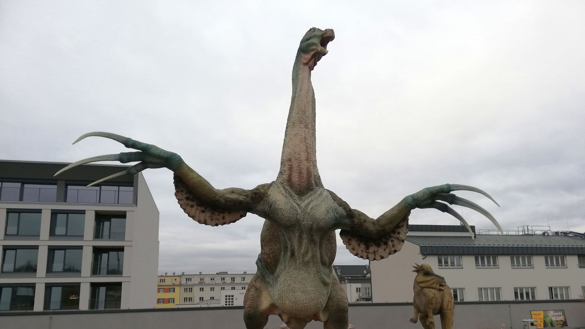 File:Therizinosaurus OC Harfa Praha A.jpg