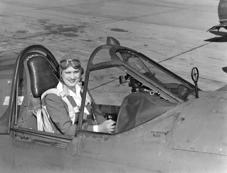File:Jacqueline Cochran in a Curtiss P-40 Warhawk.jpg