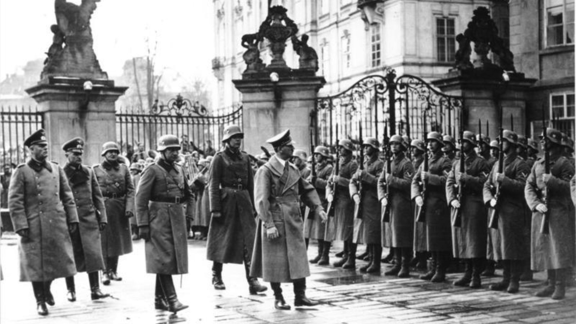 File:Bundesarchiv Bild 183-2004-1202-505, Prag, Burg, Besuch Adolf Hitler.jpg