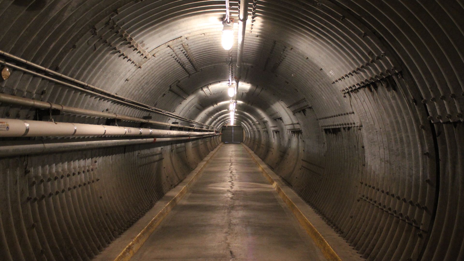 File:Diefenbunker Tunnel.JPG