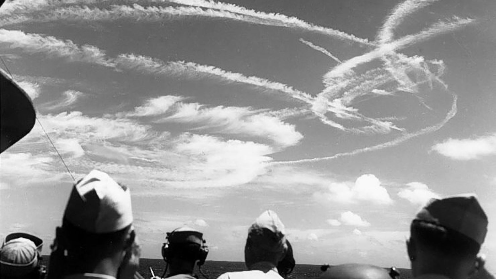 File:Fighter plane contrails in the sky.jpg