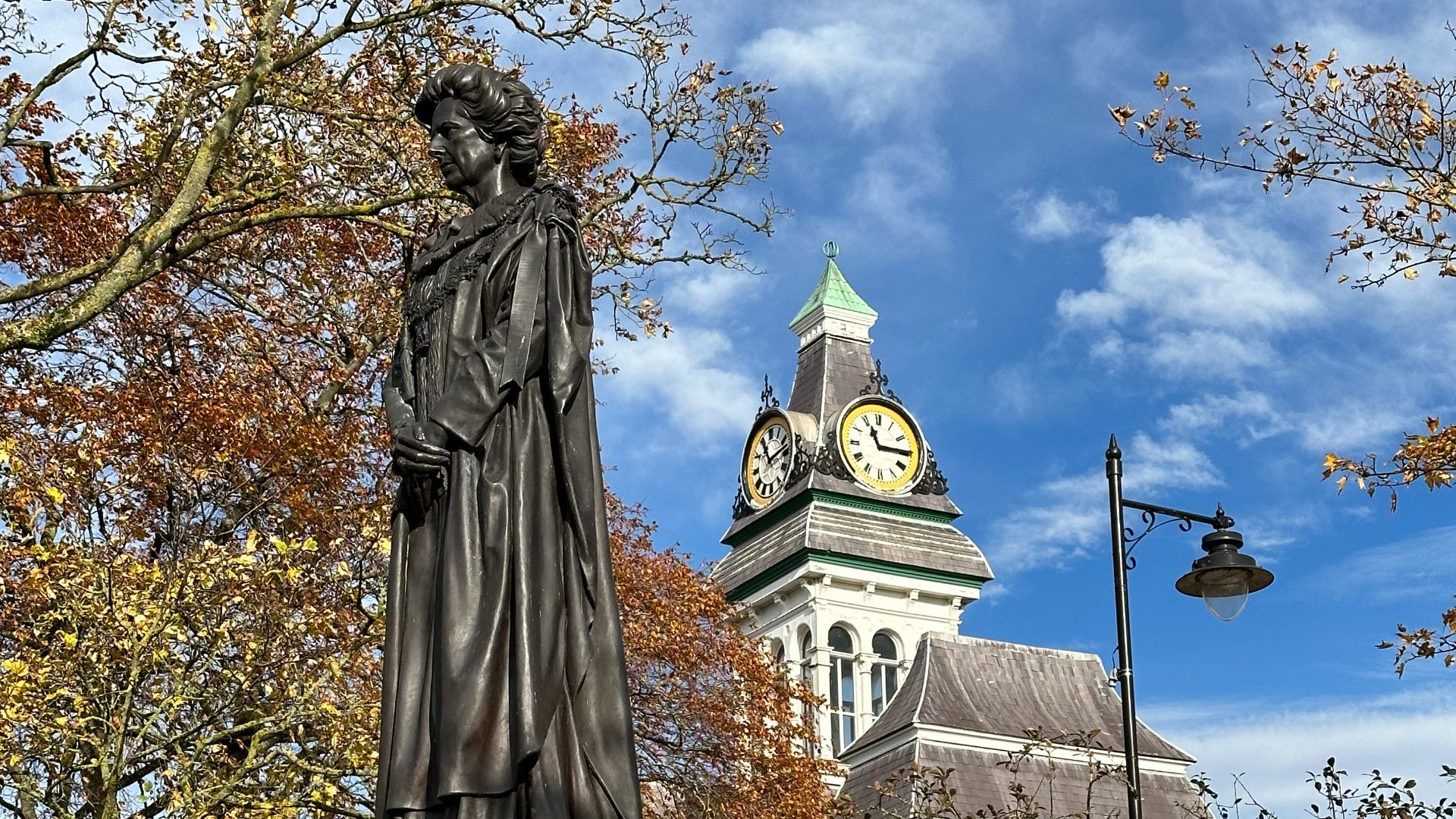 File:Margaret Thatcher statue and Guildhall.jpg