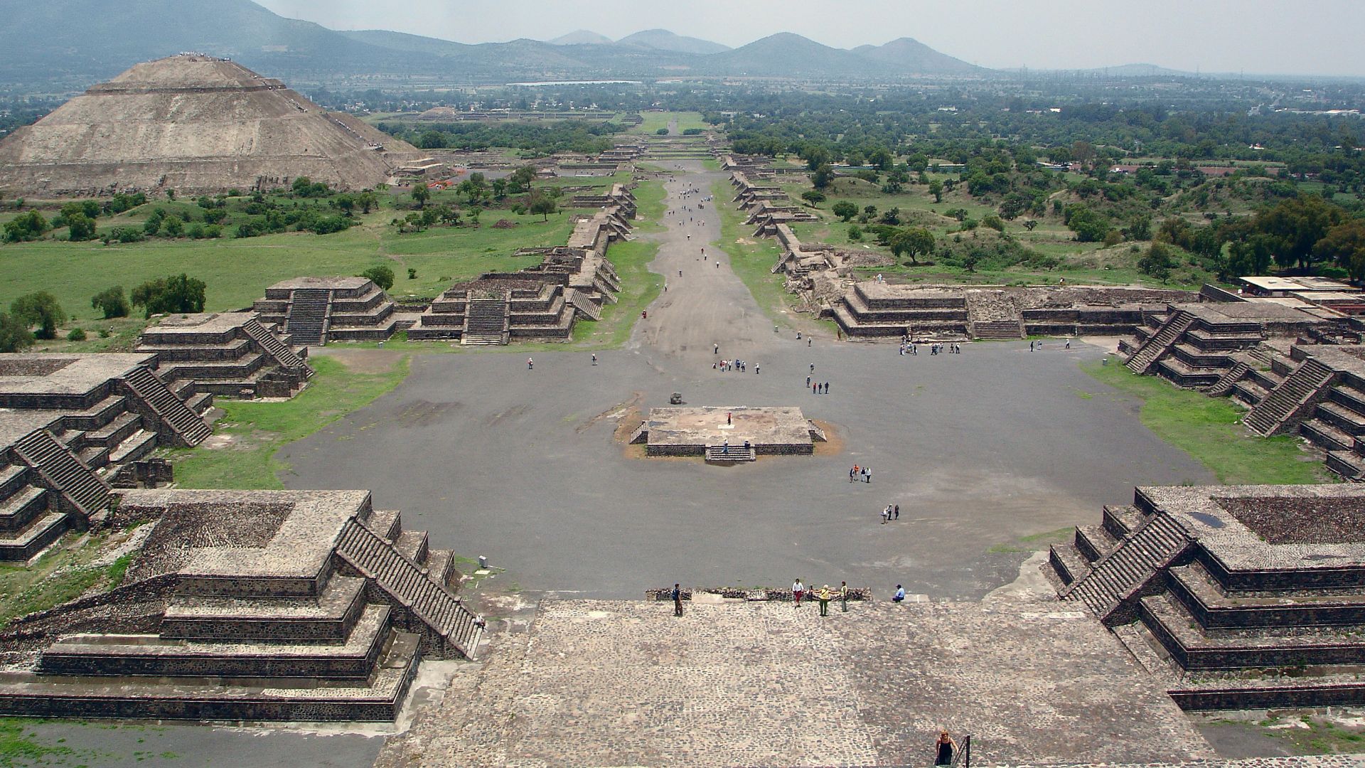 File:View from Pyramide de la luna.jpg