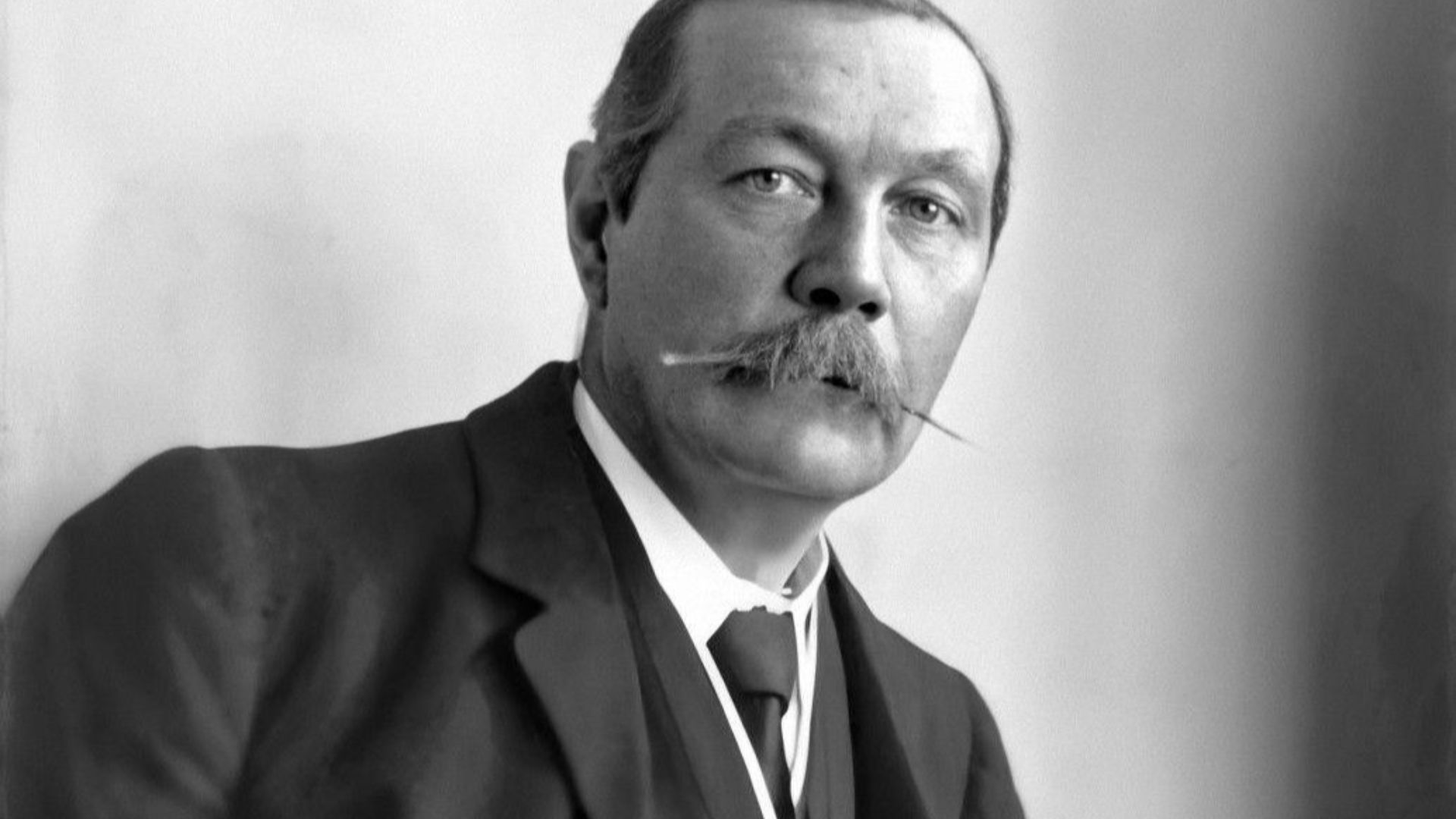 File:Arthur Conan Doyle by Walter Benington, 1914.png
