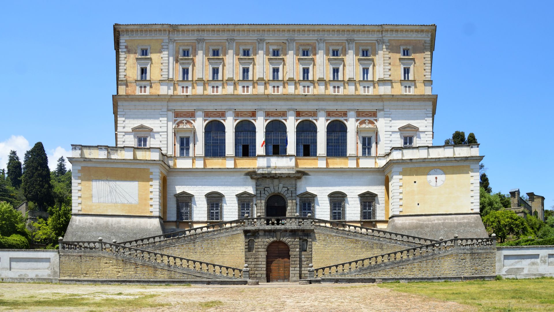 File:Palazzo Farnese (Caprarola).jpg