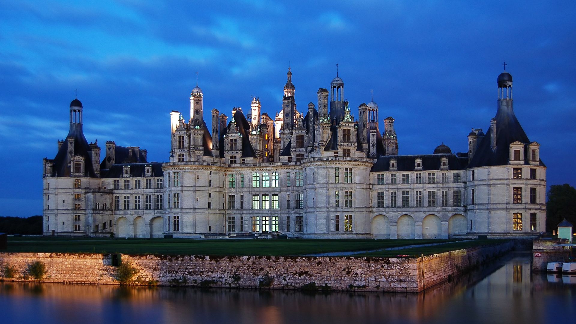 File:Schloss Chambord nachts 2.JPG
