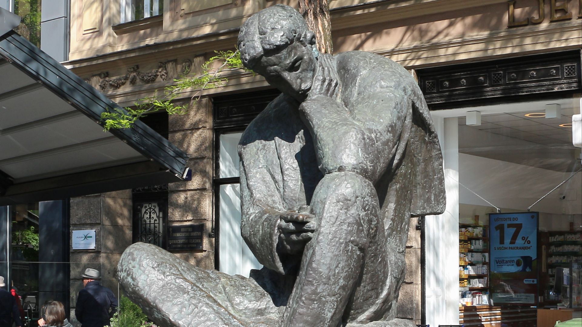 File:Nikola Tesla statue in Zagreb.jpg