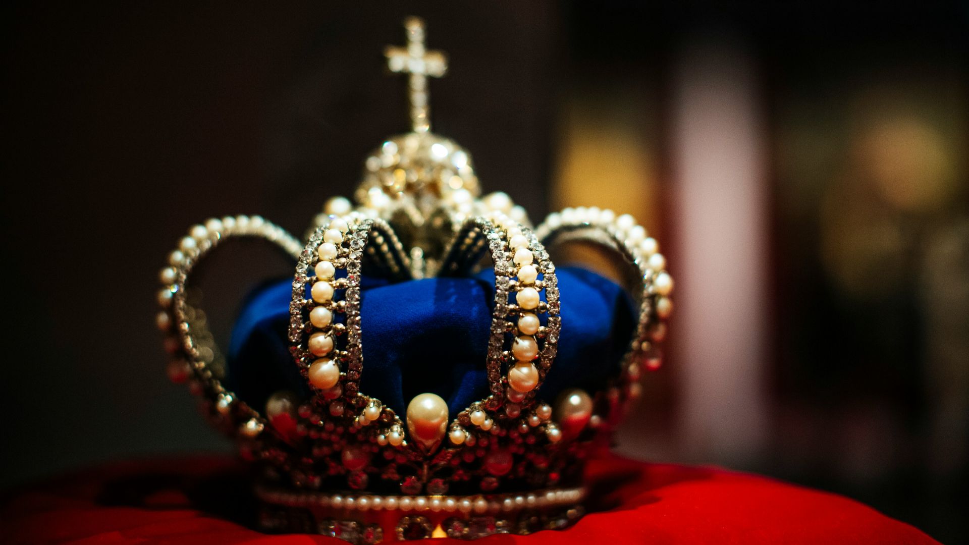 gold and blue crown