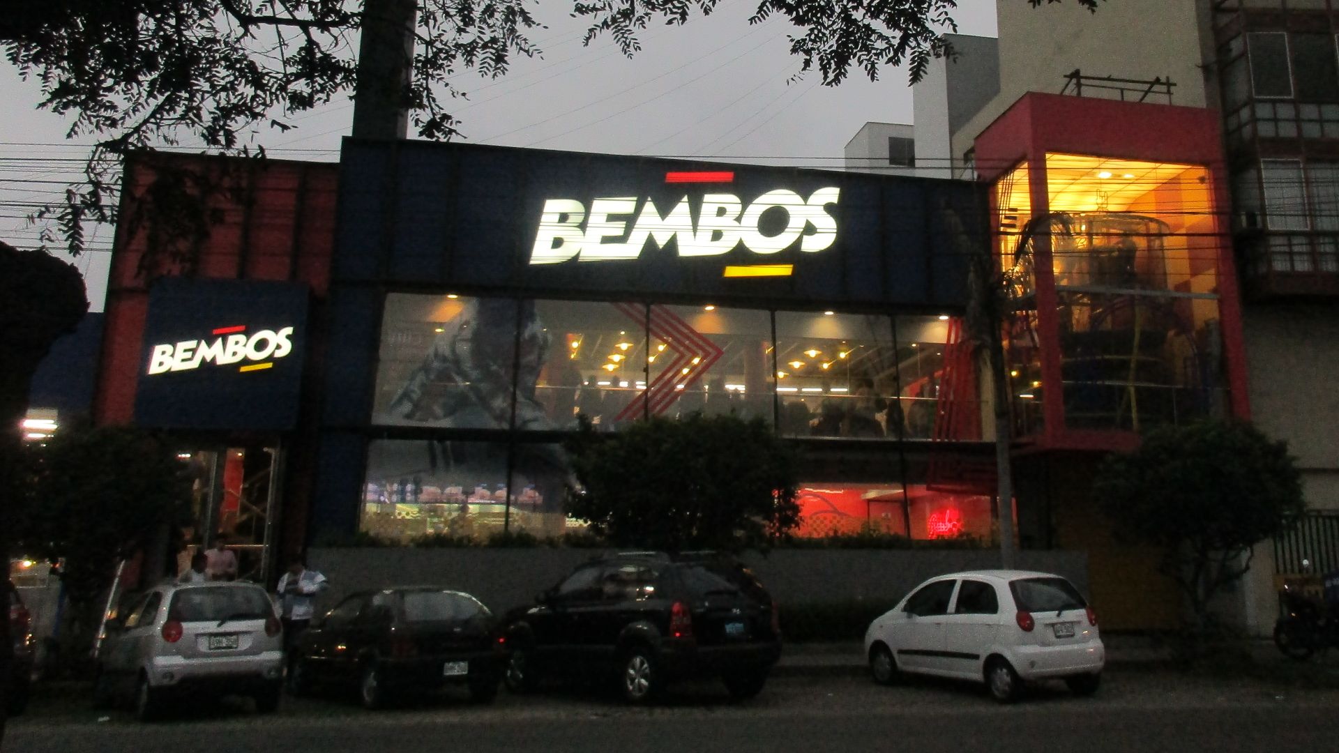 File:Bembos local Lima.jpg