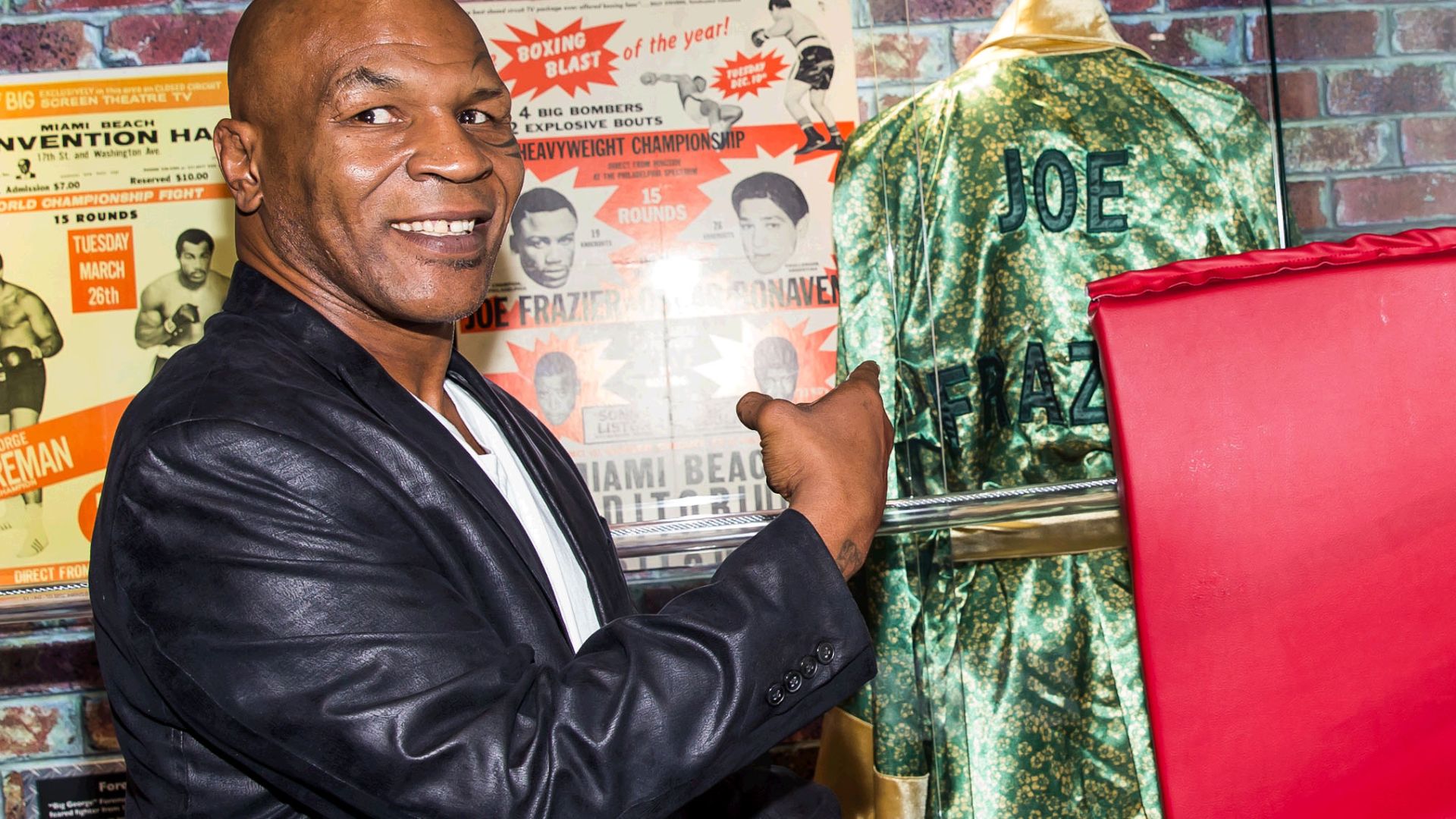 File:BoxingHallOfFame 5 MikeTysonattheHeavyweightExhibit.jpg