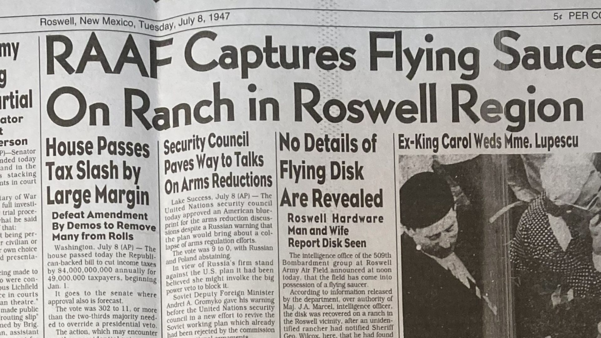 File:Roswell Daily Record. July 8, 1947. RAAF Captures Flying Saucer On Ranch in Roswell Region. Top of front page.jpg