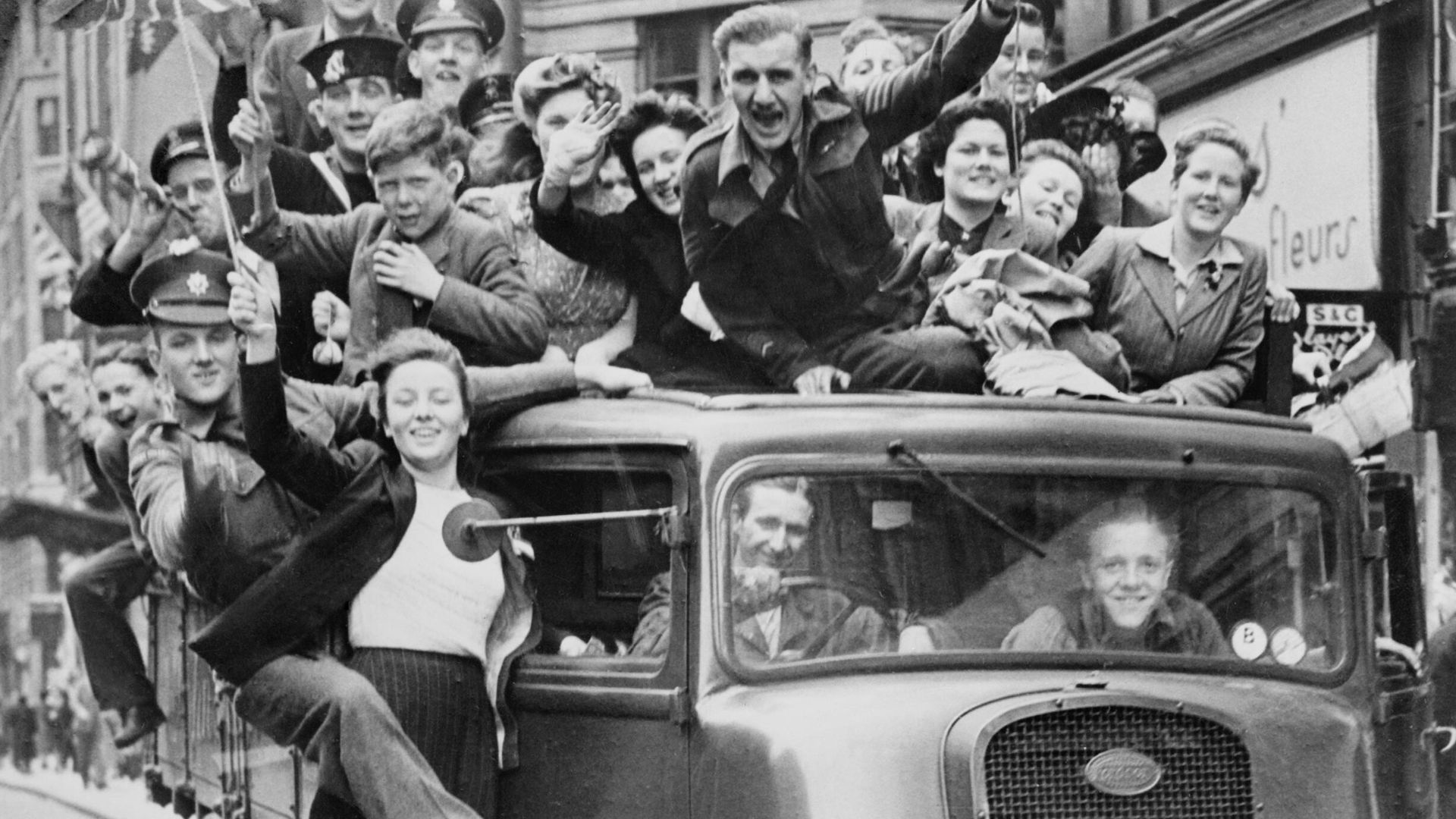 File:Ve Day Celebrations in London, 8 May 1945 HU41808.jpg