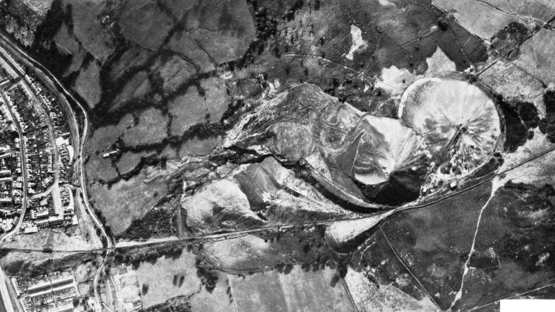 File:Aberfan spoil heaps pre disaster.jpg