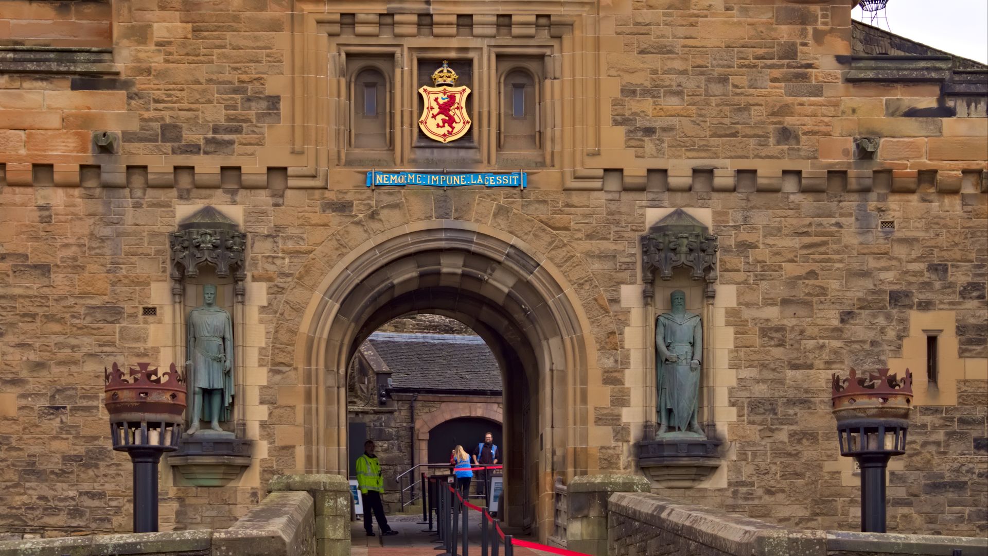 File:Edinburgh Castle gate 20211019.jpg