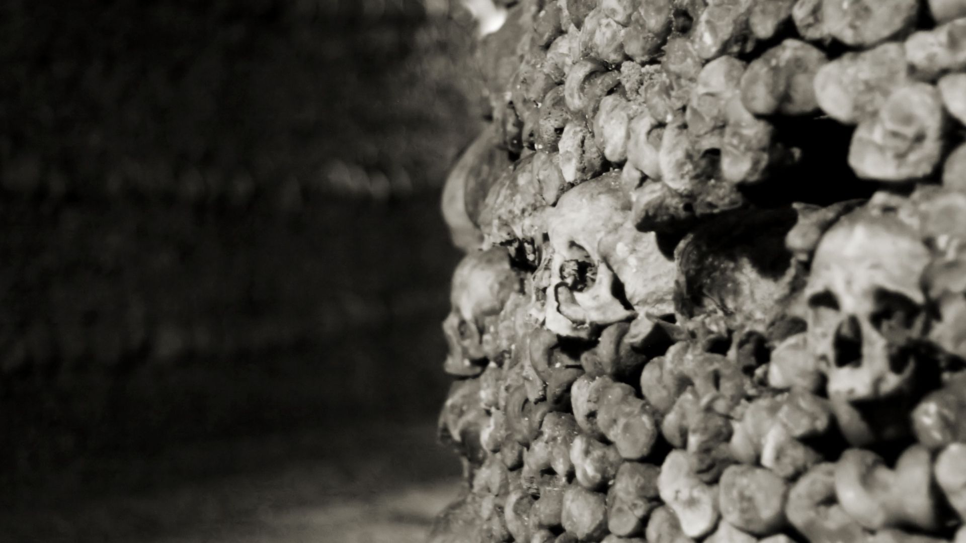 File:Paris Catacombs (8591960734).jpg