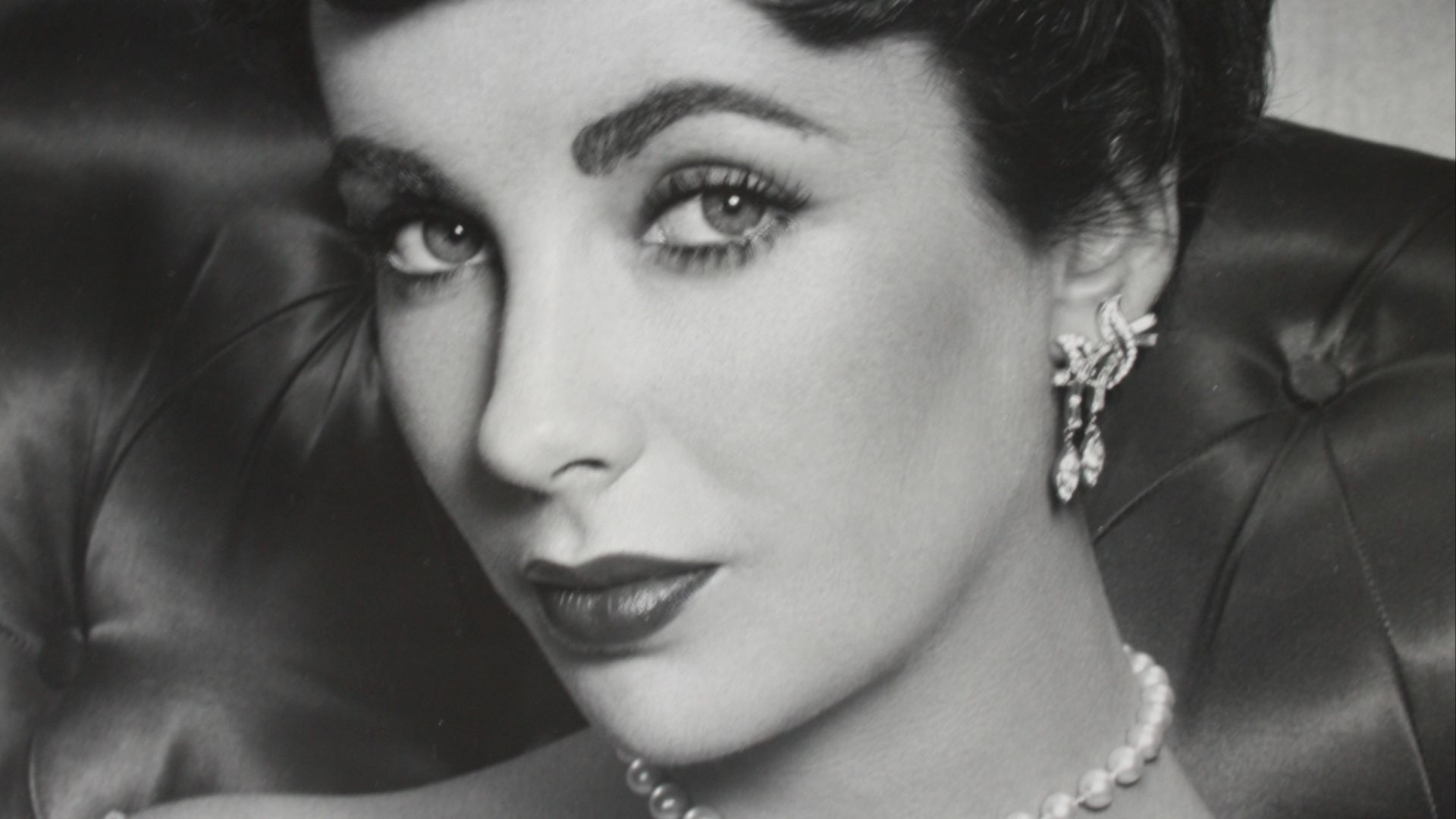 File:Elizabeth Taylor - 1952 portrait.png