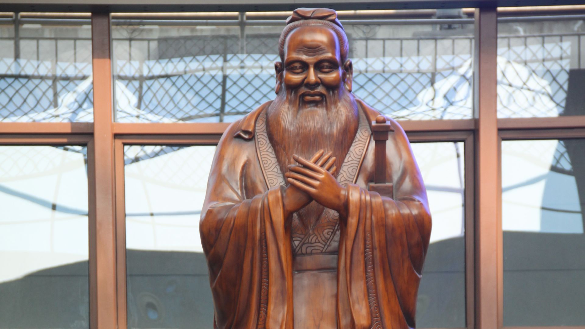 File:Statue of Kongzi (Confucius), East Railway Station, Qufu, Shandong.jpg