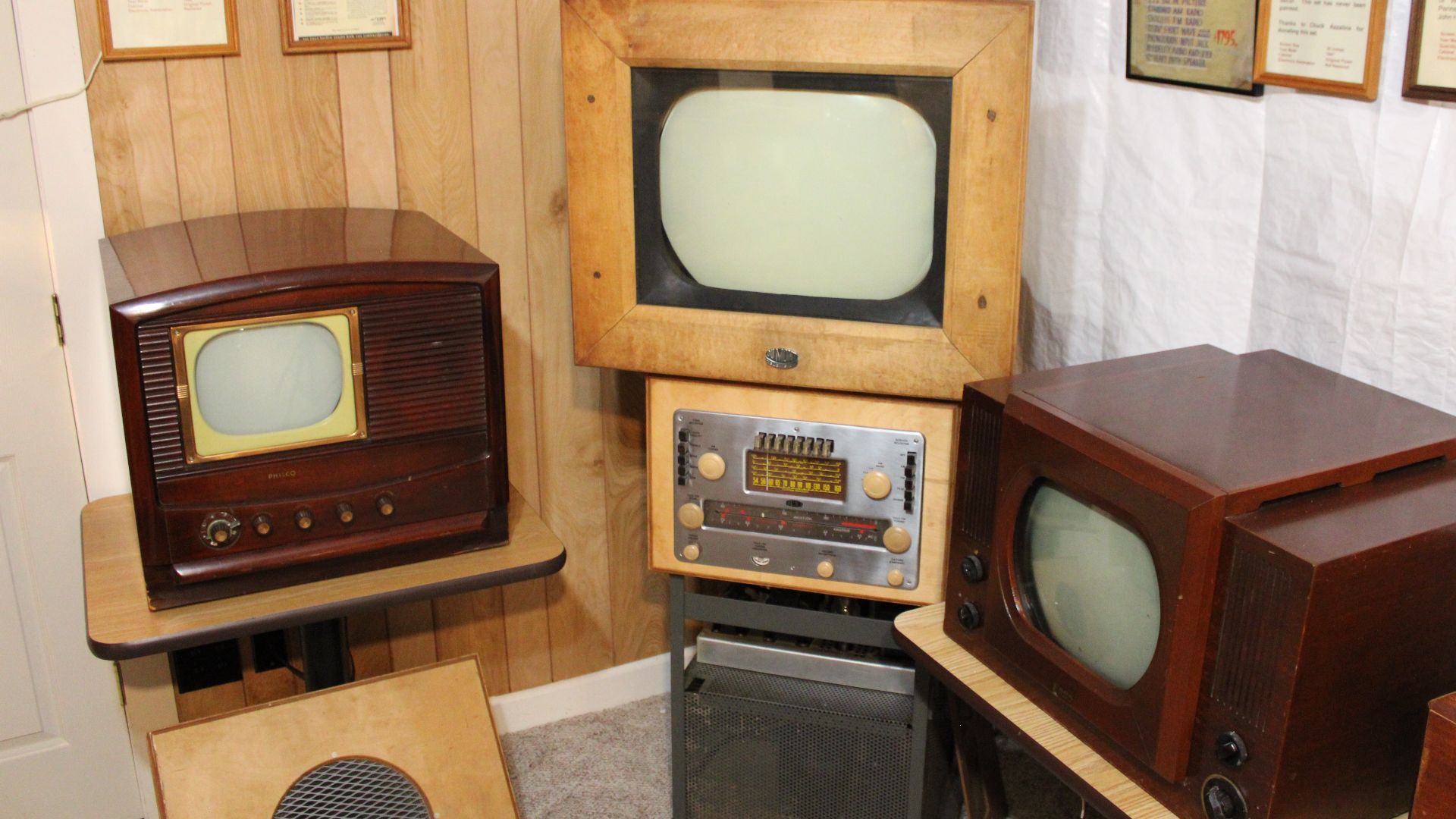 File:1940s television sets at the Early Television Museum June 2022.jpg