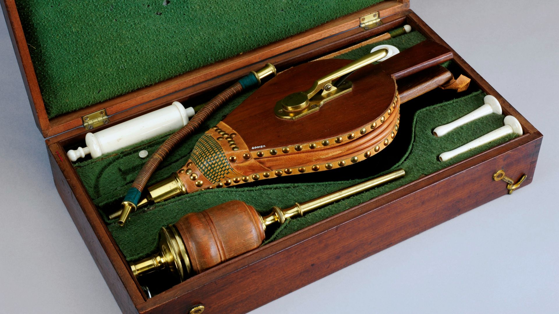 File:Resuscitation set, Europe, 1801-1850 Wellcome L0057782.jpg