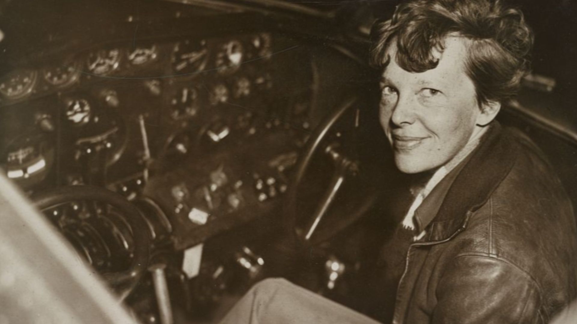 File:Amelia earhart 1937.jpg